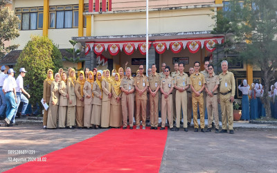 dr. H. Muchamad Nur Aziz,Sp.PD,K-GH,FINASIM sebagai pembina upacara di SMAN 2 Magelang