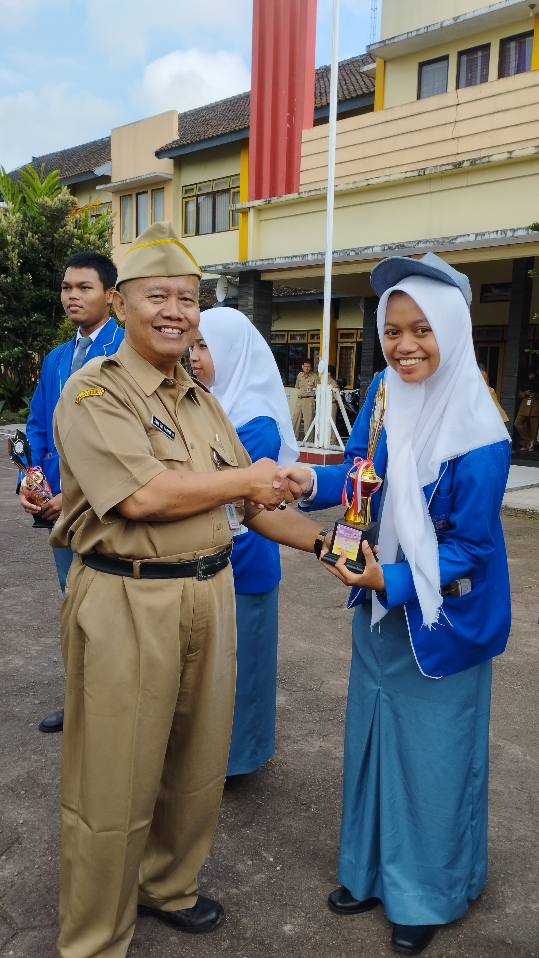 Zhelma Arpradita Az Zahra (XII F3.2) Juara 1 Cerpen dalam kejuaran FLS2N tingkat Kota Magelang tahun 2024.